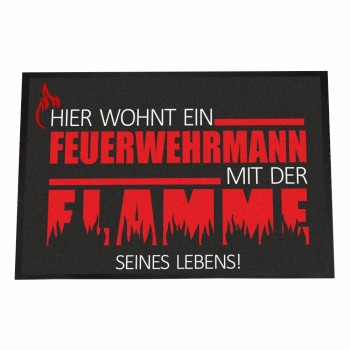 Fußmatte "Hier wohnt ein Feuerwehrmann mit der Flamme seines Lebens"