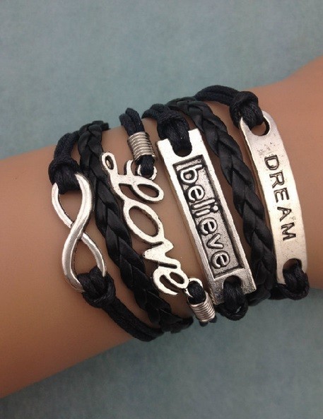 Armband mit Dream, Believe, Love Aufschrift und Unendlichkeitszeichen 