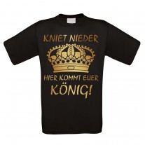 Herren T-Shirt Modell: Hier kommt euer König