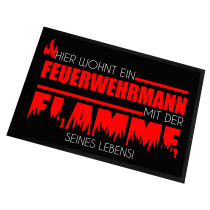 Fußmatte | Türmatte mit Spruch | 60x40cm | Hier wohnt Feuerwehrmann mit der Flamme seines Lebens! | für innen und außen | Vorleger für die Haustür / Flur | Geschenk zur ersten Wohnung | Einweihung