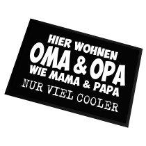 Fußmatte | Türmatte mit Spruch | 60x40cm | Hier wohnen Oma & Opa - Wie Mama und Papa nur viel cooler | für innen und außen | Vorleger für die Haustür / Flur | Geschenk zur ersten Wohnung | Einweihung