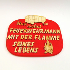 Holzspruchtafel "Hier wohnt ein Feuerwehrmann mit der Flamme seines Lebens" 23 cm