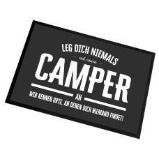 Fußmatte | Türmatte mit Spruch | 60x40cm | Leg dich niemals mit einem Camper an. Wir kennen Orte, an denen dich niemand findet! | für innen und außen | Vorleger für die Haustür / Flur | Erste Wohnung