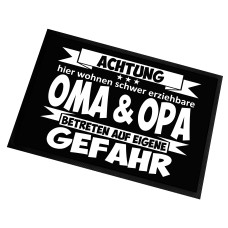 Fußmatte | Türmatte mit Spruch | 60x40cm | Achtung hier wohnen schwer erziehbare Oma & Opa - Betreten auf eigene Gefahr | für innen und außen | Vorleger für die Haustür / Flur Geschenk zur Einweihung